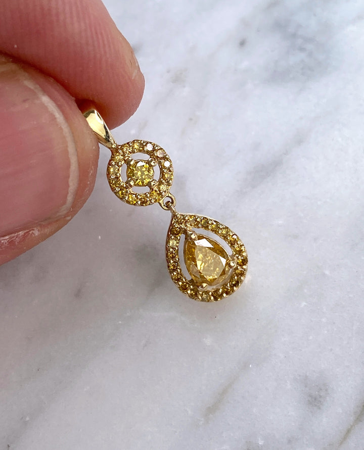Yellow gold pendant with 0.36 ct fancy diamond: "Drop of Honey"