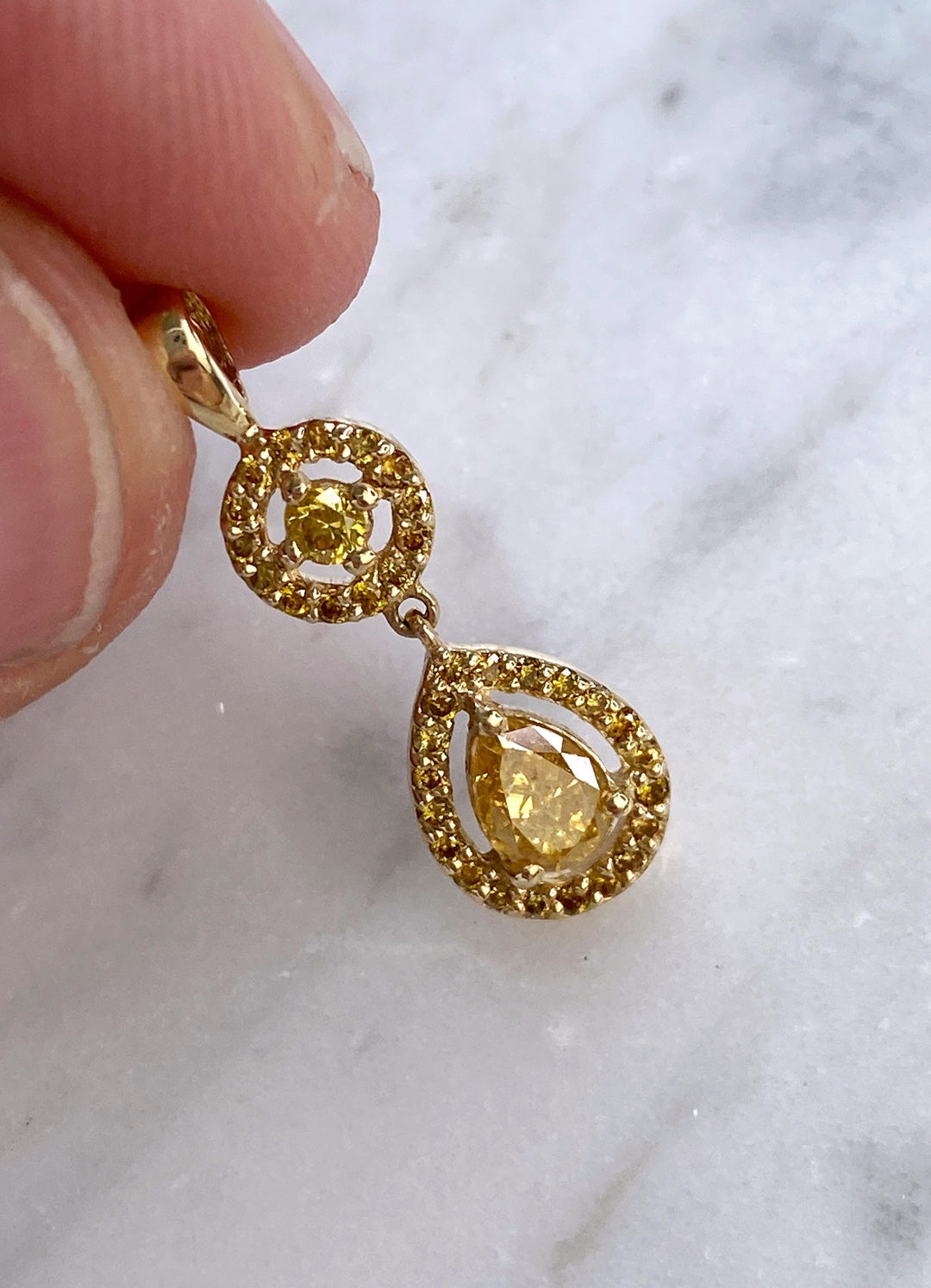 Yellow gold pendant with 0.36 ct fancy diamond: "Drop of Honey"