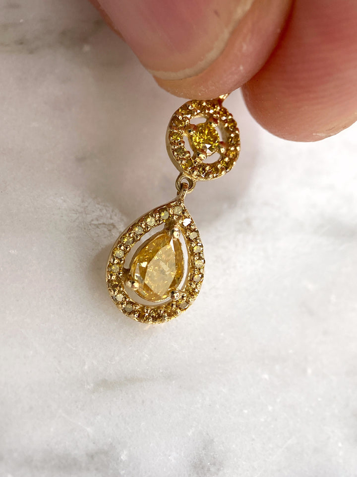 Yellow gold pendant with 0.36 ct fancy diamond: "Drop of Honey"