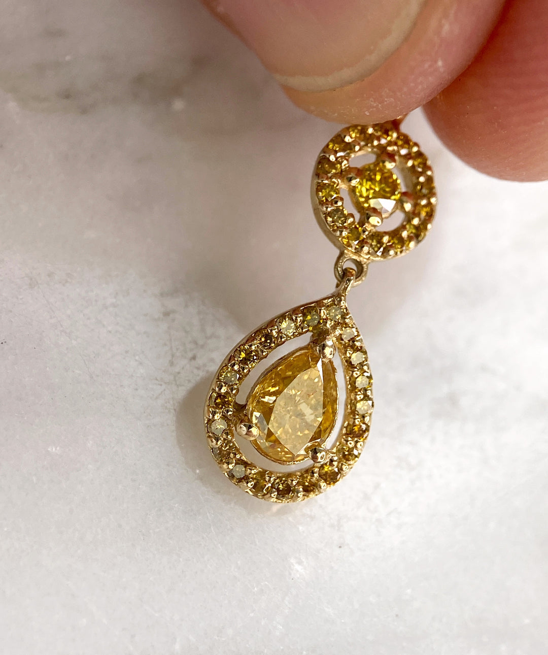 Yellow gold pendant with 0.36 ct fancy diamond: "Drop of Honey"