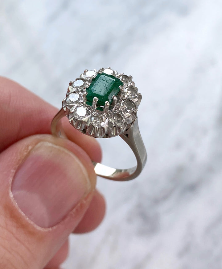 White gold ring with emerald & diamonds (together approx. 0.9 ct): "Damaged Magic"