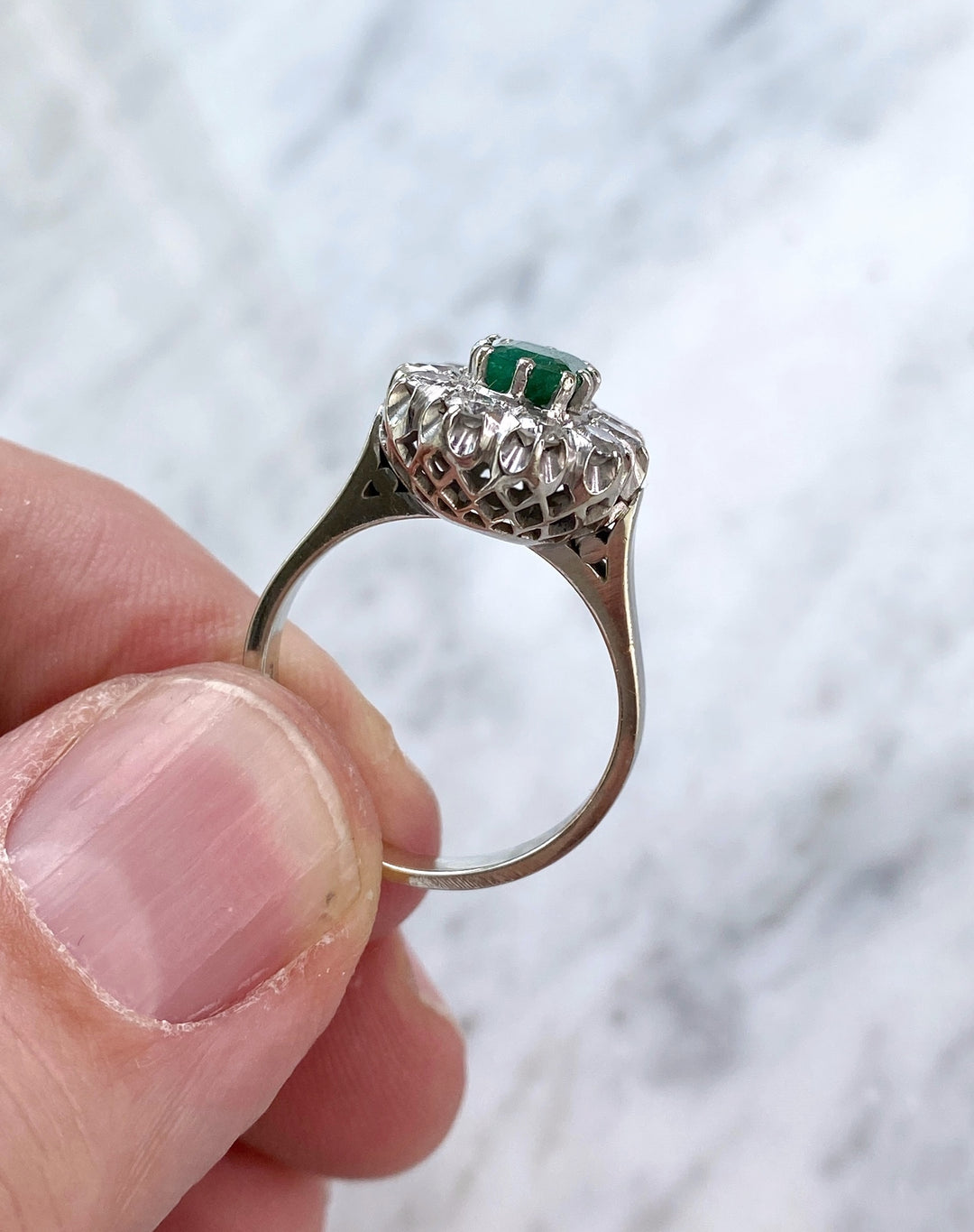 White gold ring with emerald & diamonds (together approx. 0.9 ct): "Damaged Magic"