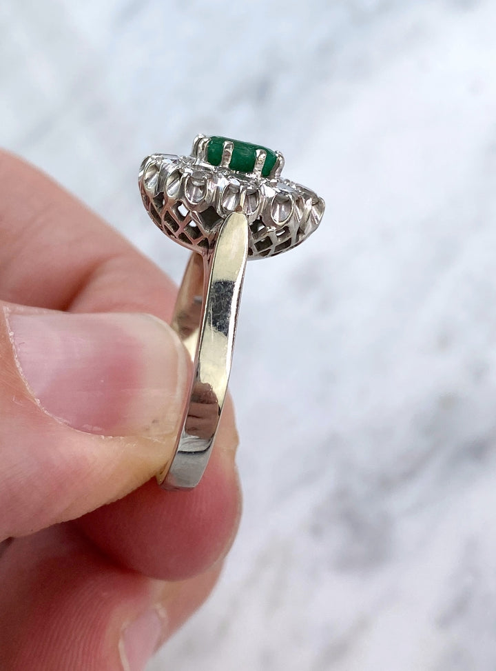 White gold ring with emerald & diamonds (together approx. 0.9 ct): "Damaged Magic"