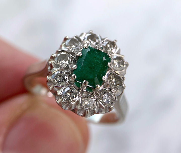 White gold ring with emerald & diamonds (together approx. 0.9 ct): "Damaged Magic"