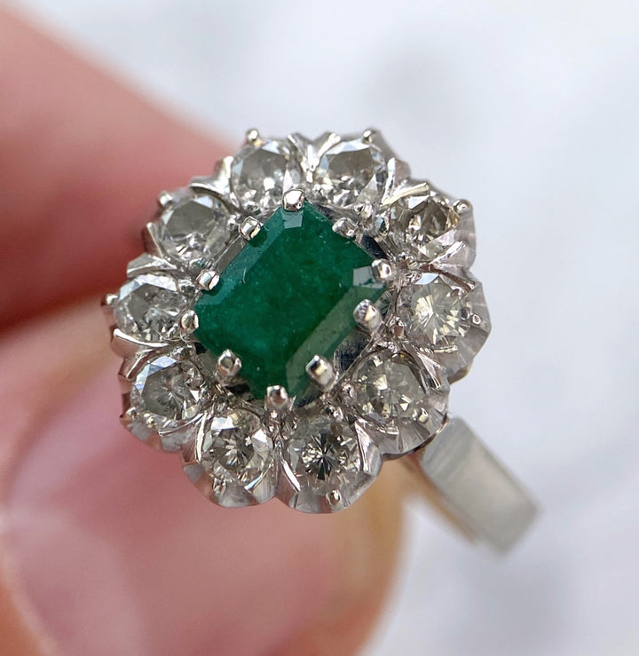 White gold ring with emerald & diamonds (together approx. 0.9 ct): "Damaged Magic"
