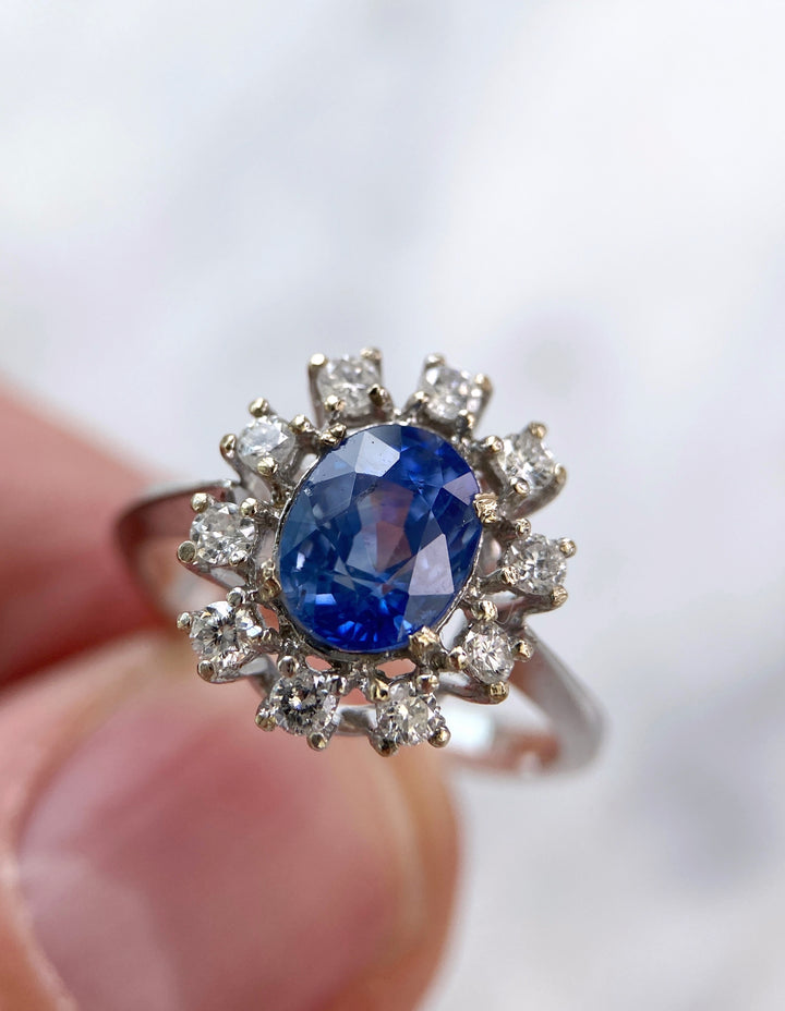 Weißgoldener 2,85 ct Saphir Diamant Ring: "Zartblaue Weisheit"