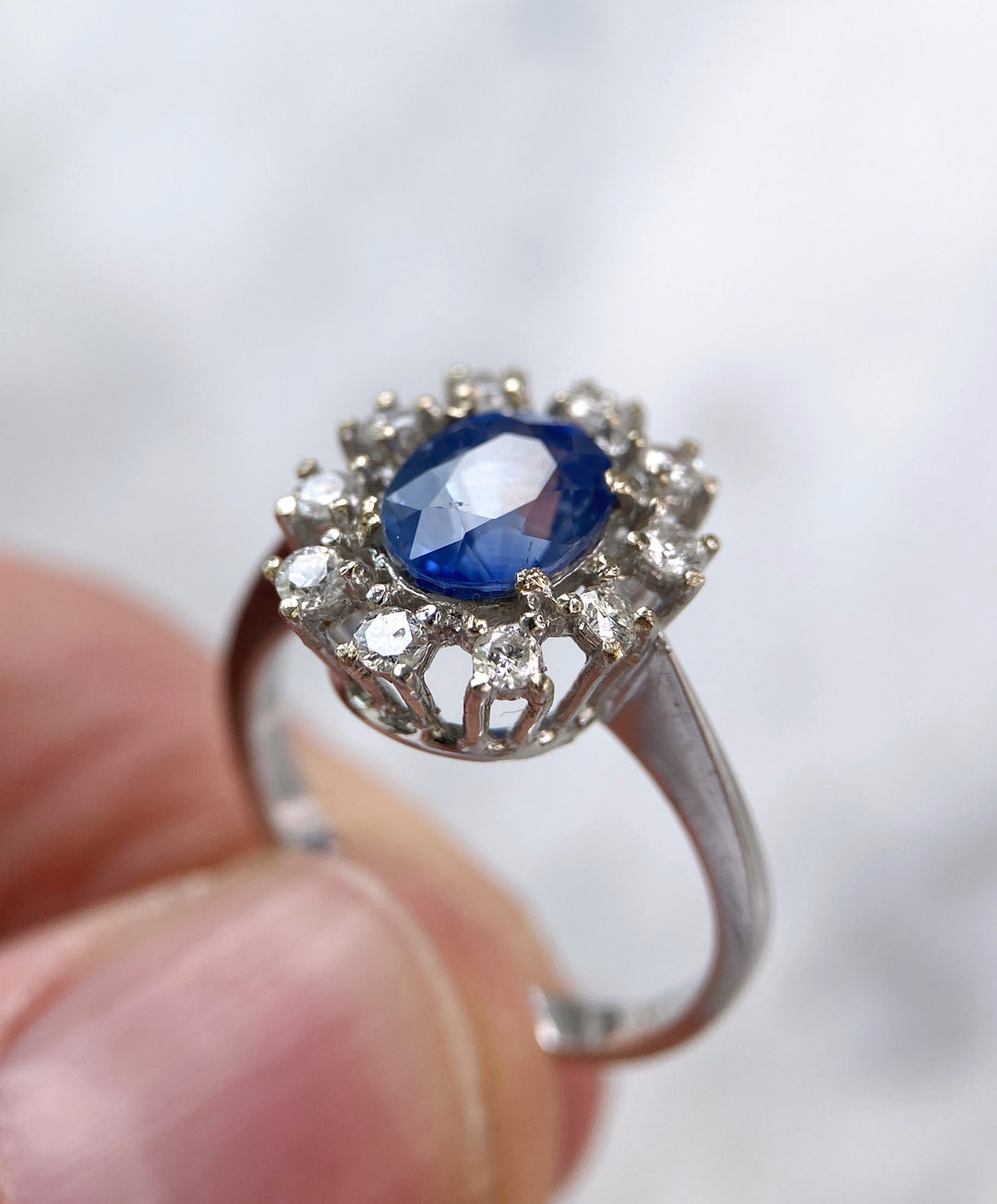 Weißgoldener 2,85 ct Saphir Diamant Ring: "Zartblaue Weisheit"