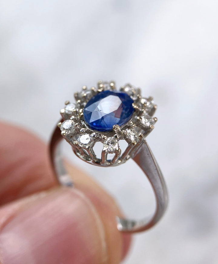 Weißgoldener 2,85 ct Saphir Diamant Ring: "Zartblaue Weisheit"