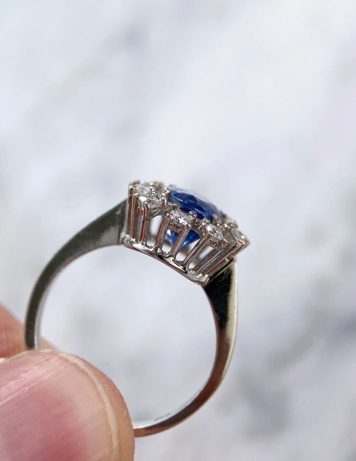 Weißgoldener 2,85 ct Saphir Diamant Ring: "Zartblaue Weisheit"