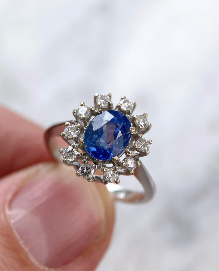 Weißgoldener 2,85 ct Saphir Diamant Ring: "Zartblaue Weisheit"