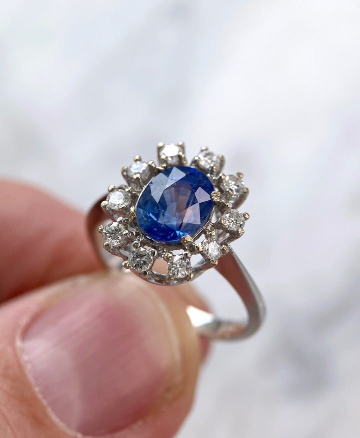 Weißgoldener 2,85 ct Saphir Diamant Ring: "Zartblaue Weisheit"