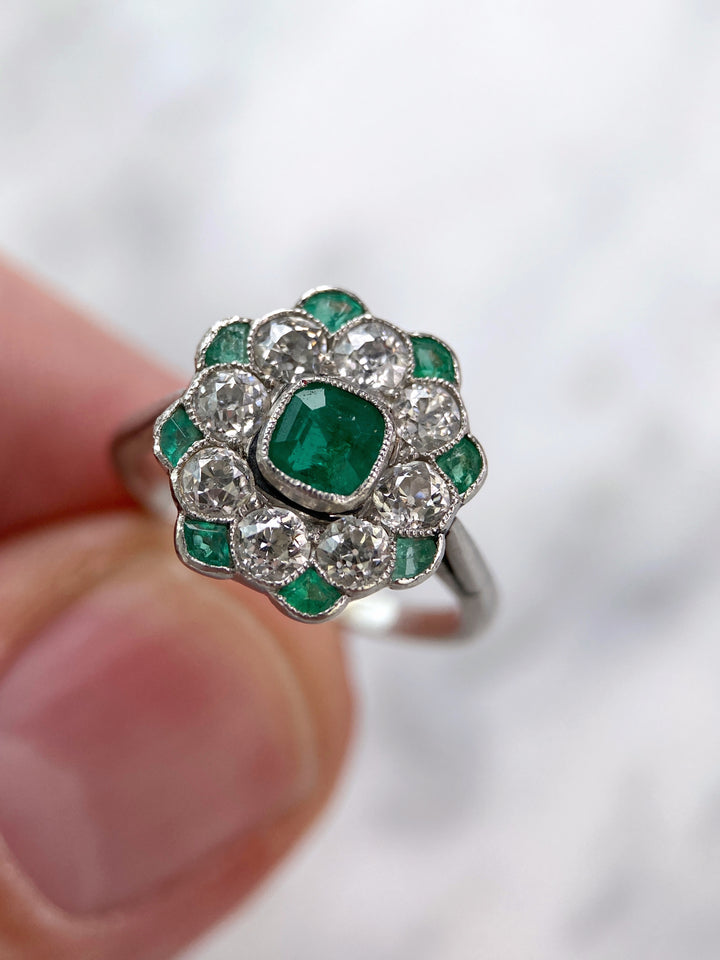 Platinring mit Smaragden und Diamanten: "Frühlingsgefühle"