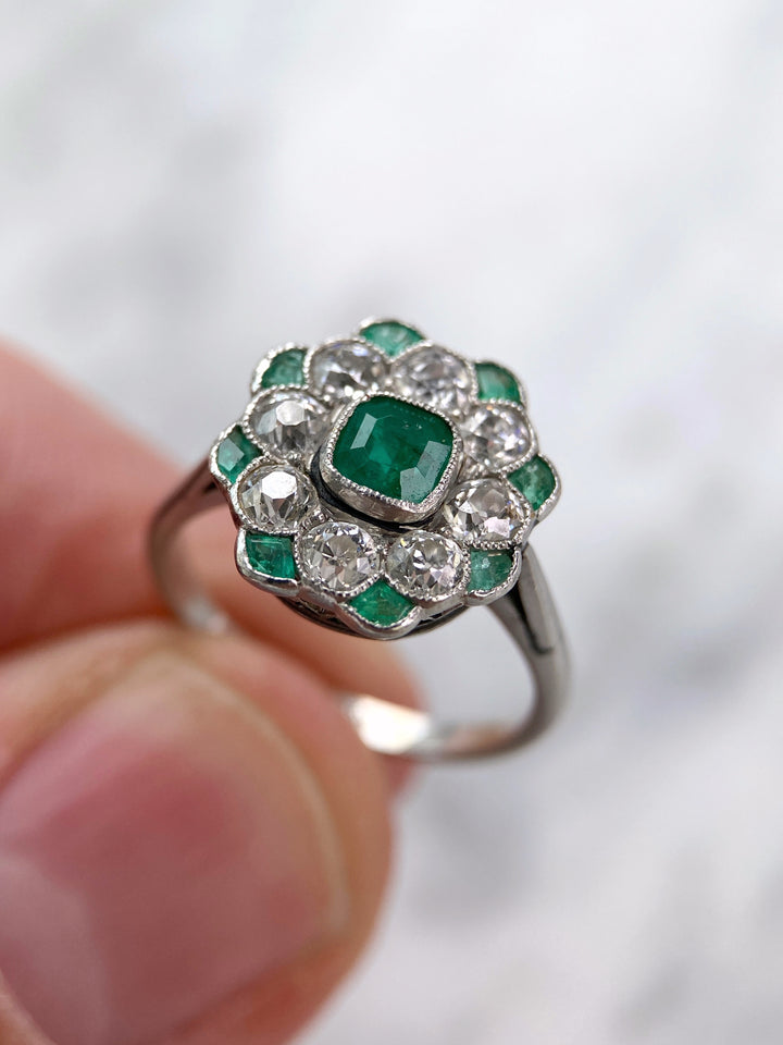 Platinring mit Smaragden und Diamanten: "Frühlingsgefühle"