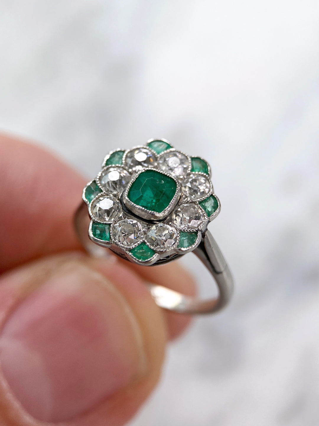 Platinring mit Smaragden und Diamanten: "Frühlingsgefühle"