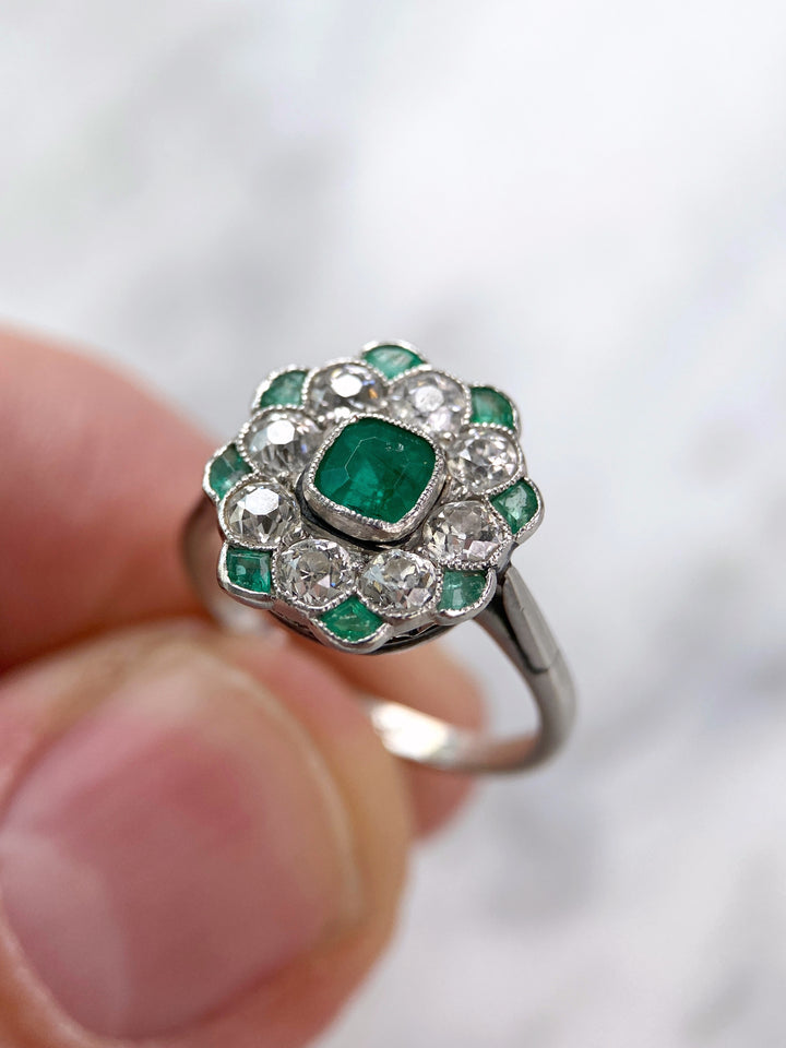 Platinring mit Smaragden und Diamanten: "Frühlingsgefühle"