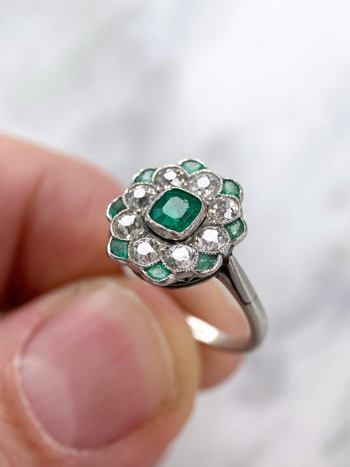 Platinring mit Smaragden und Diamanten: "Frühlingsgefühle"