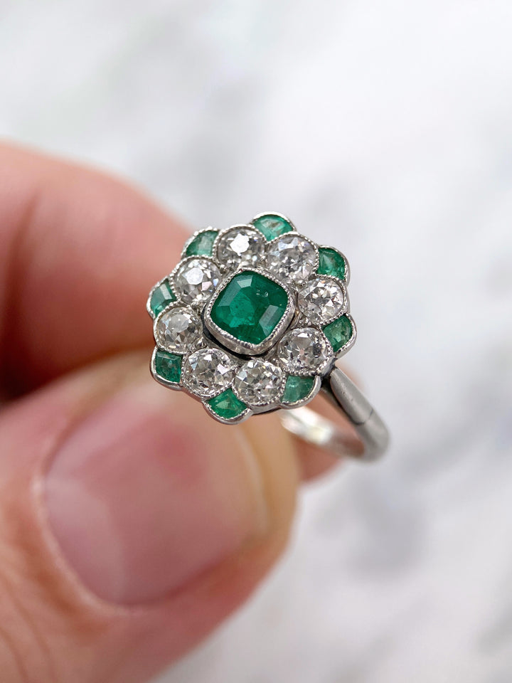 Platinring mit Smaragden und Diamanten: "Frühlingsgefühle"