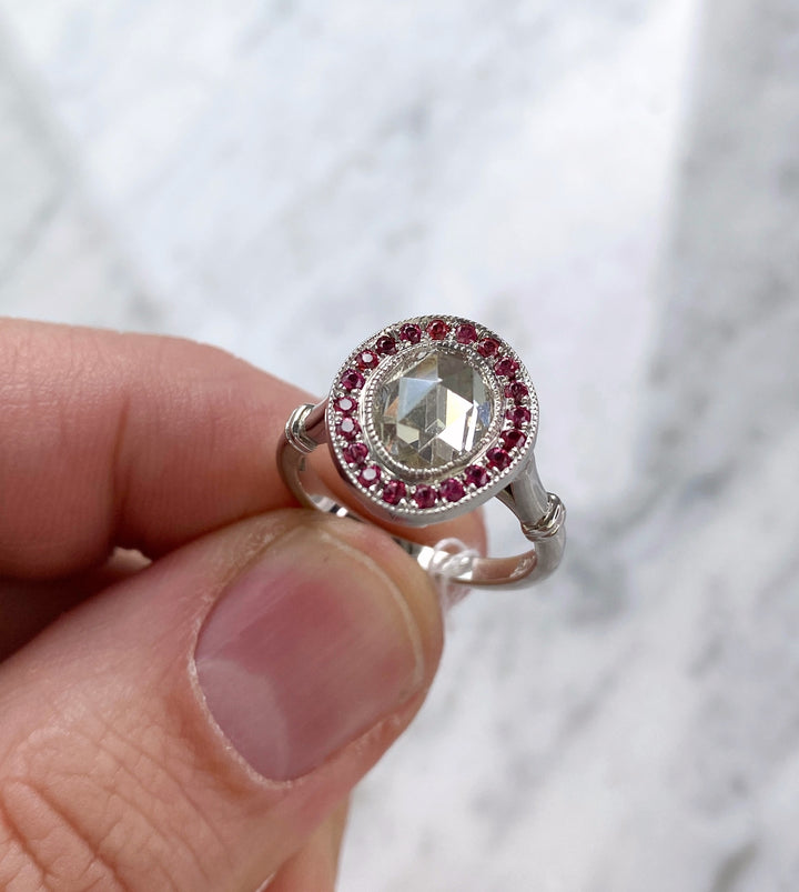 Ring mit 1,85 ct Diamant und Rubinen: "Geschliffener Wachturm"