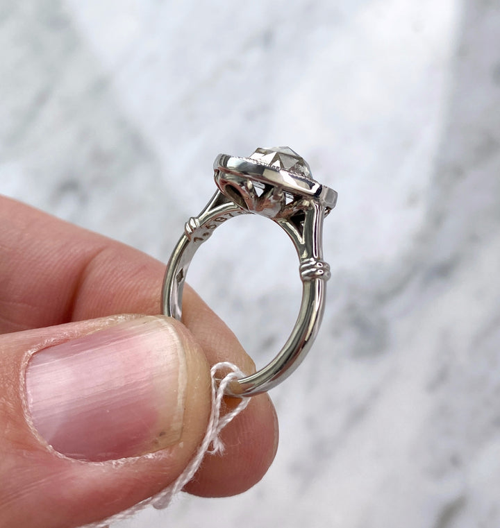 Ring mit 1,85 ct Diamant und Rubinen: "Geschliffener Wachturm"
