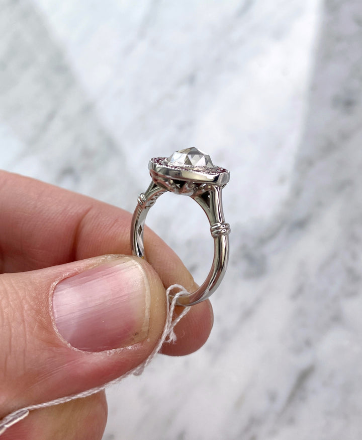 Ring mit 1,85 ct Diamant und Rubinen: "Geschliffener Wachturm"