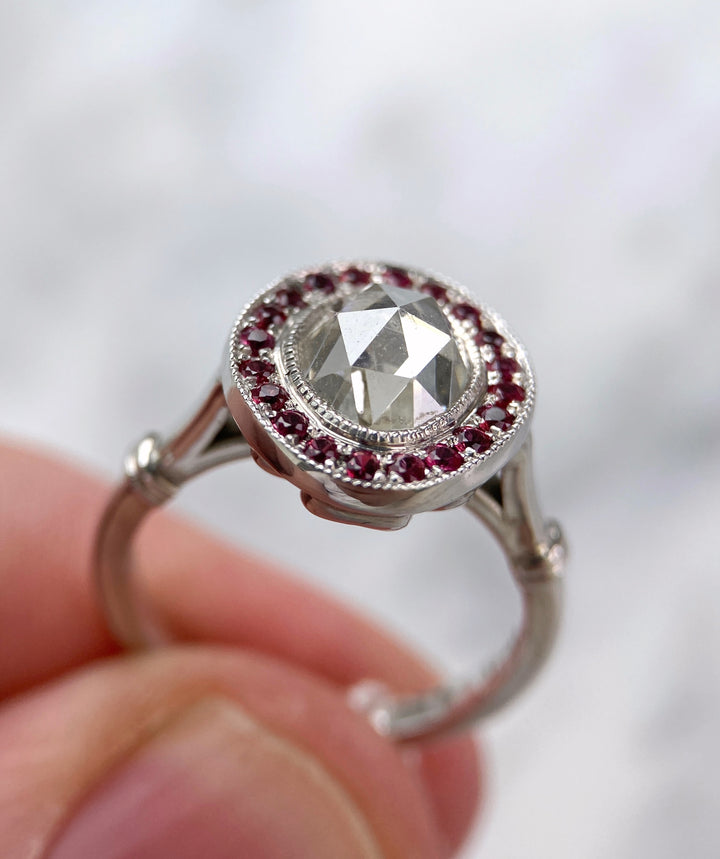 Ring mit 1,85 ct Diamant und Rubinen: "Geschliffener Wachturm"