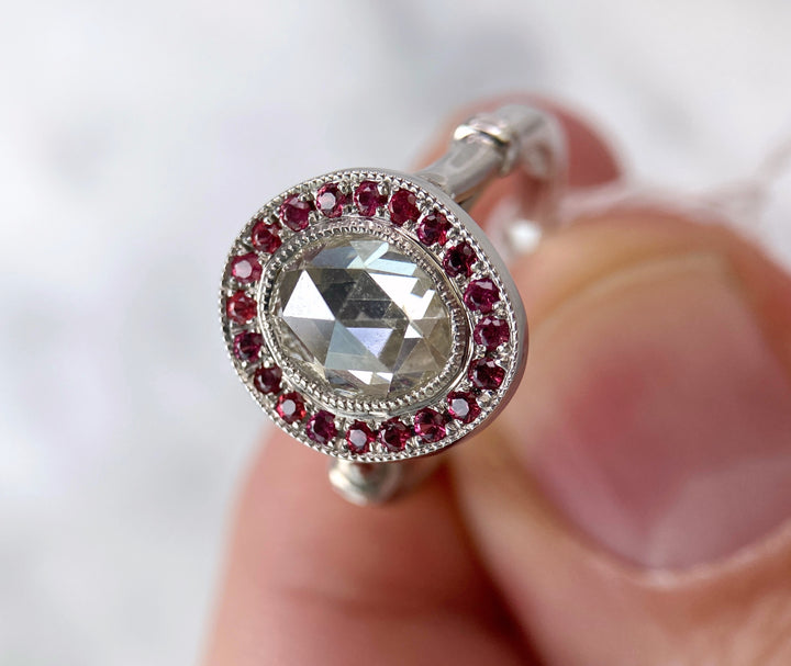 Ring mit 1,85 ct Diamant und Rubinen: "Geschliffener Wachturm"