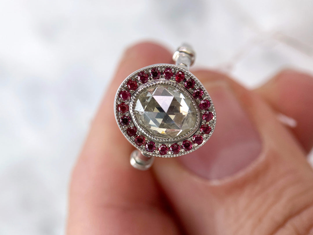 Ring mit 1,85 ct Diamant und Rubinen: "Geschliffener Wachturm"