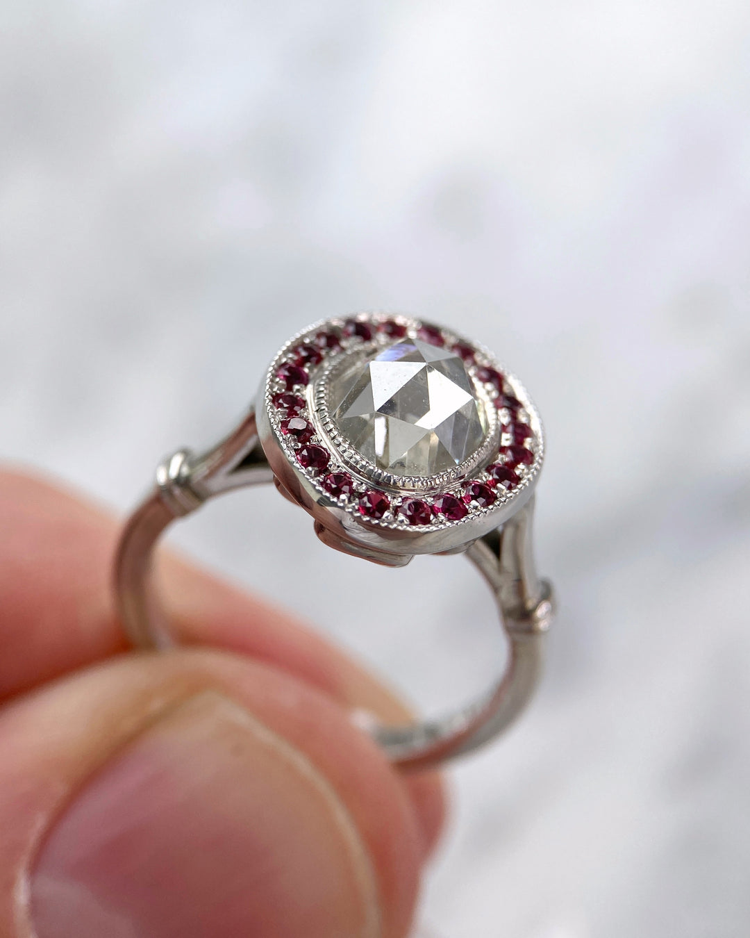 Ring mit 1,85 ct Diamant und Rubinen: "Geschliffener Wachturm"