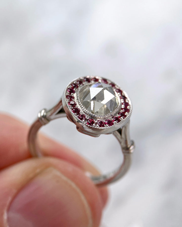 Ring mit 1,85 ct Diamant und Rubinen: "Geschliffener Wachturm"