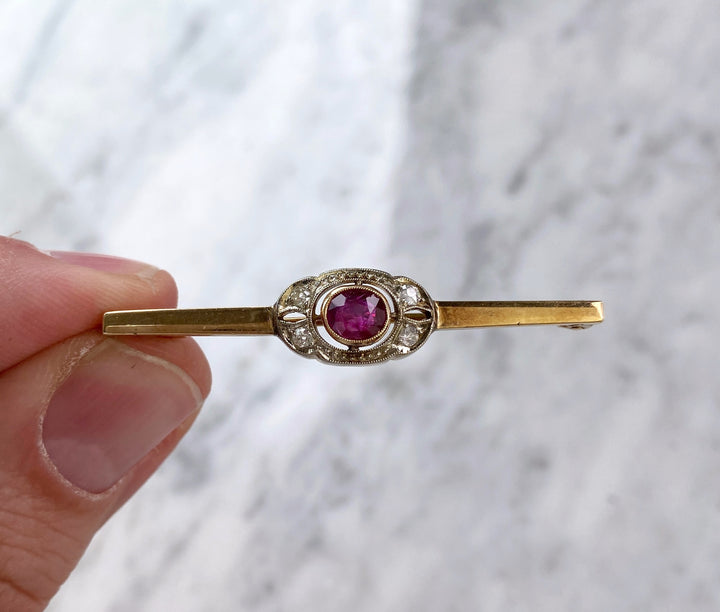 Gelbgoldene Brosche mit BURMA Rubin & Diamanten: "Abenteuer in Burma"