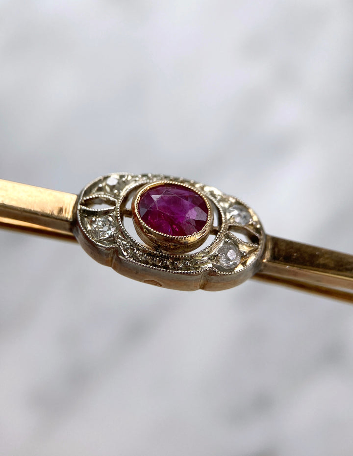 Gelbgoldene Brosche mit BURMA Rubin & Diamanten: "Abenteuer in Burma"