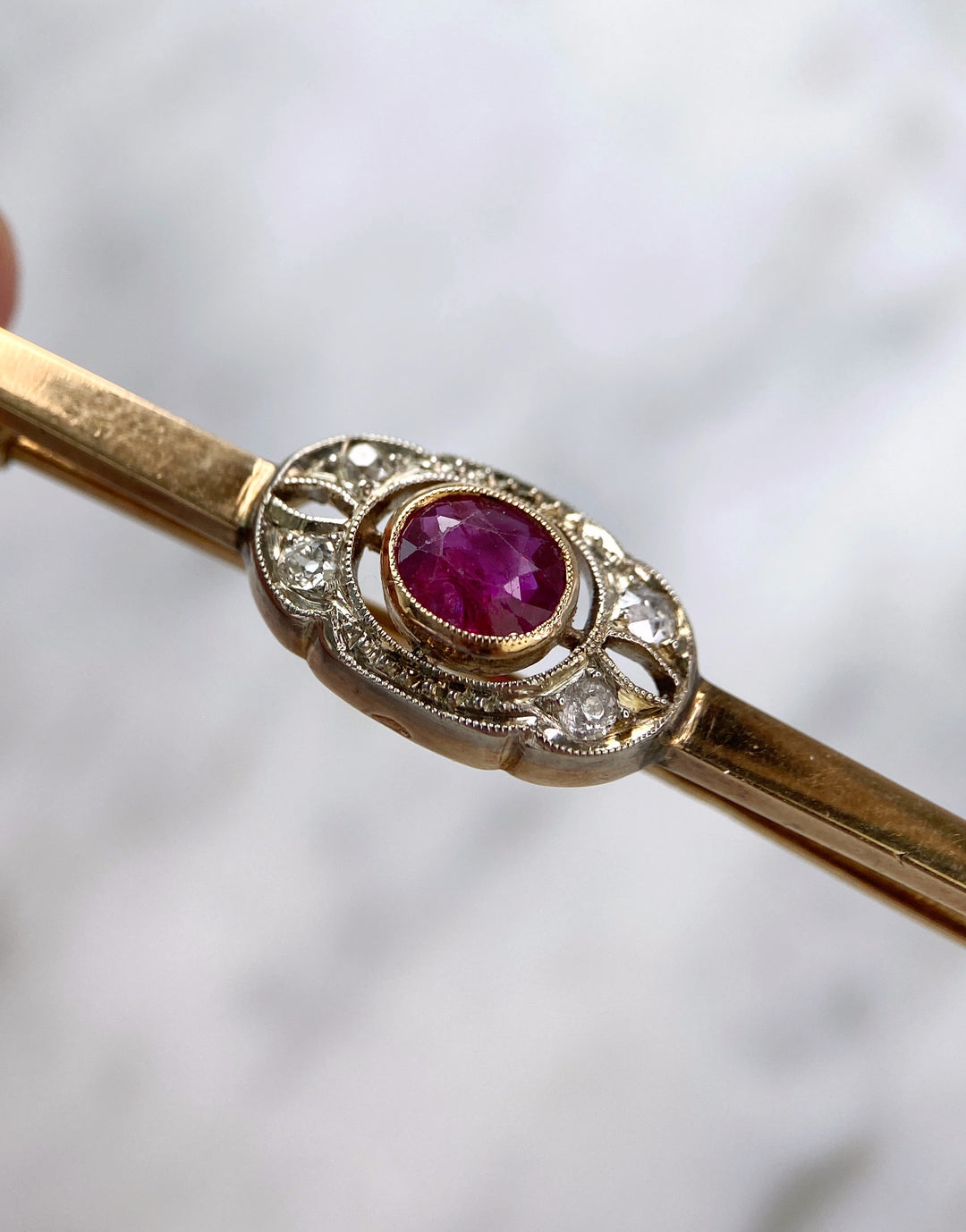 Gelbgoldene Brosche mit BURMA Rubin & Diamanten: "Abenteuer in Burma"
