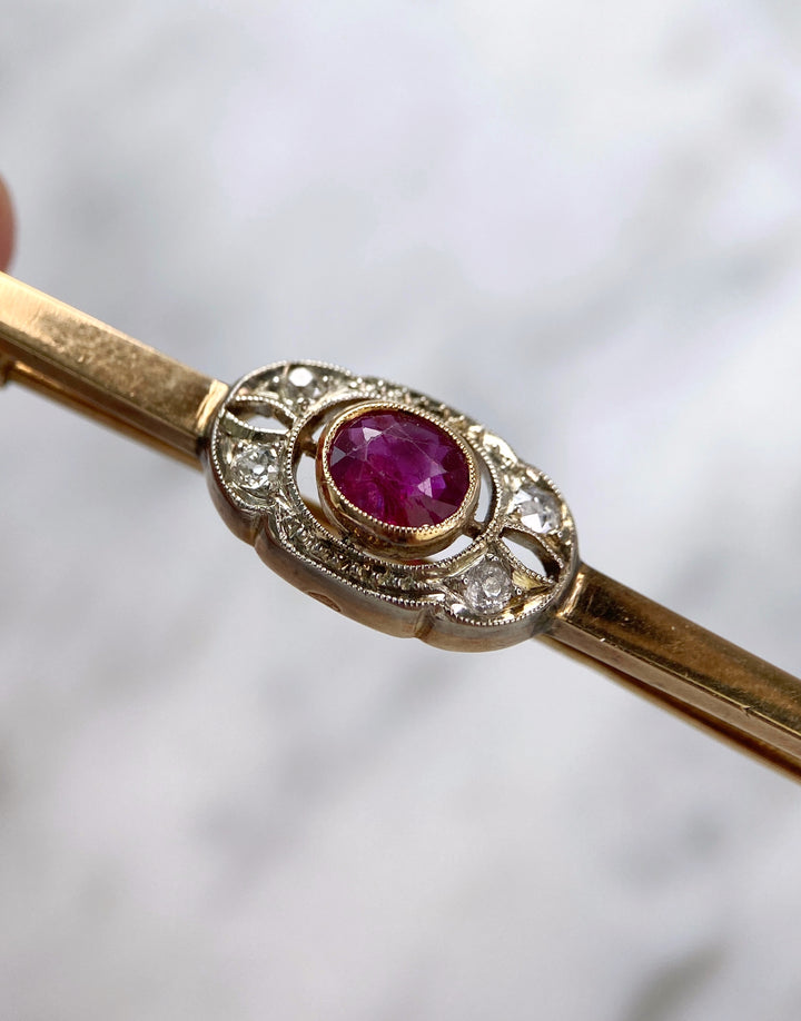Gelbgoldene Brosche mit BURMA Rubin & Diamanten: "Abenteuer in Burma"