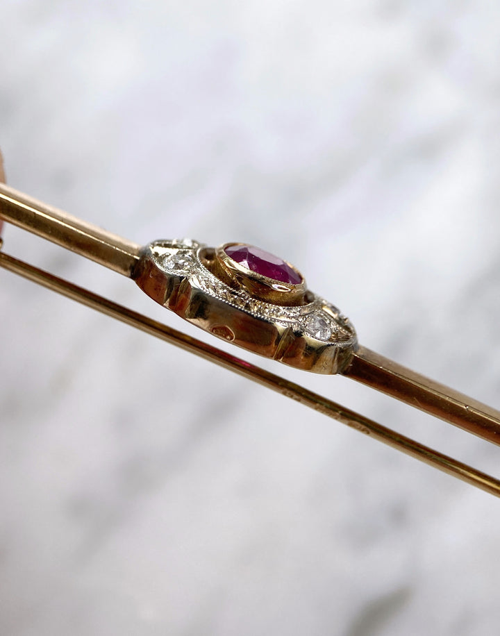 Gelbgoldene Brosche mit BURMA Rubin & Diamanten: "Abenteuer in Burma"