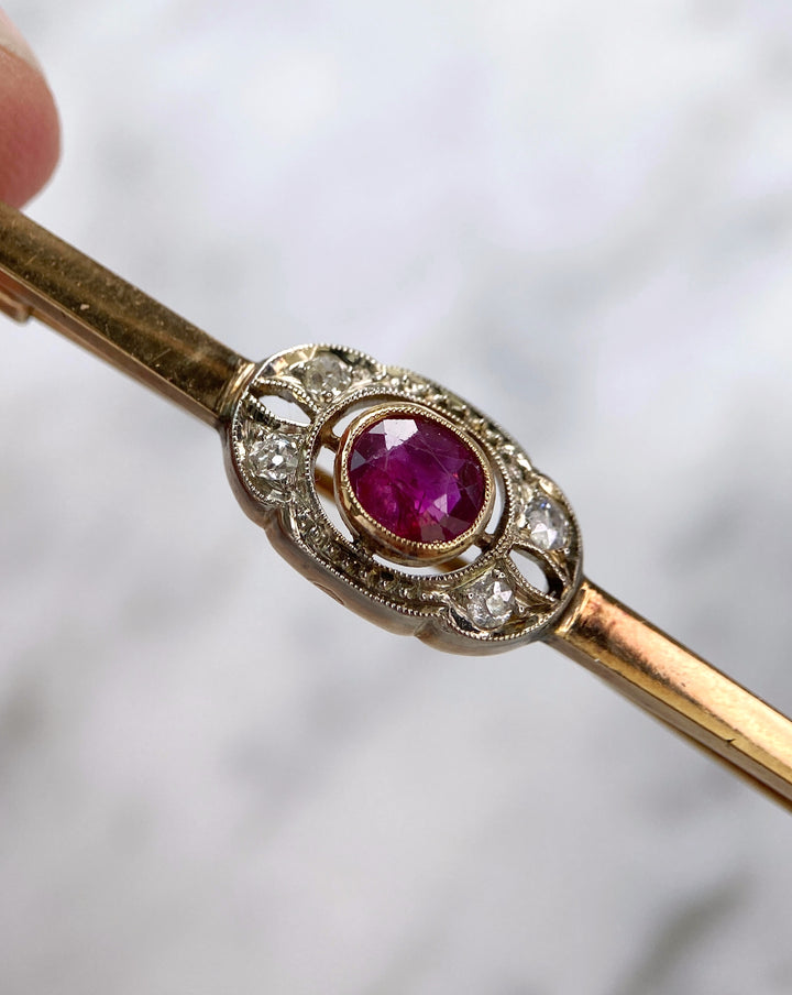 Gelbgoldene Brosche mit BURMA Rubin & Diamanten: "Abenteuer in Burma"