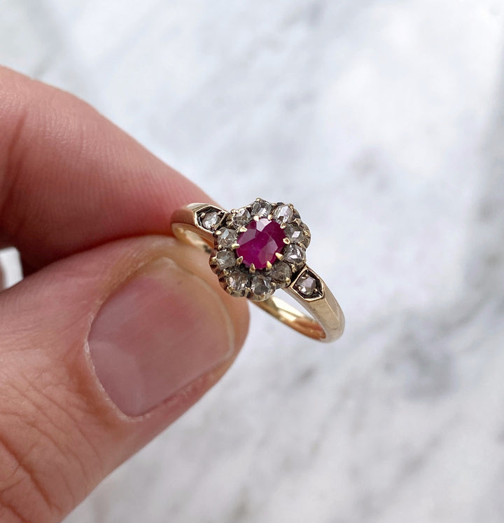Antiker 0,4 ct Burma Rubin & Diamanten Ring: "Burma's Vermächtnis"