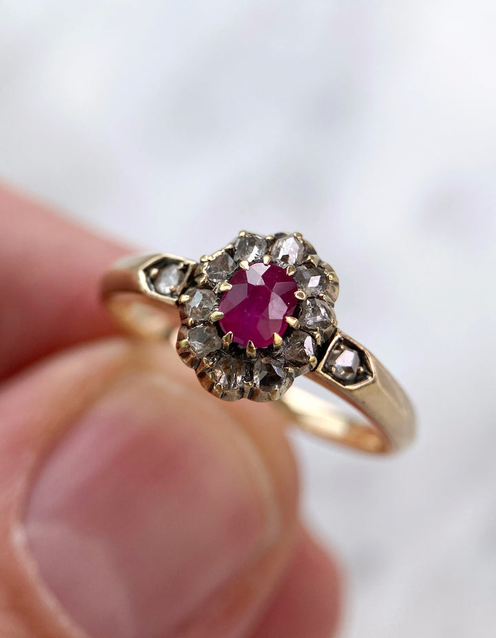 Antiker 0,4 ct Burma Rubin & Diamanten Ring: "Burma's Vermächtnis"