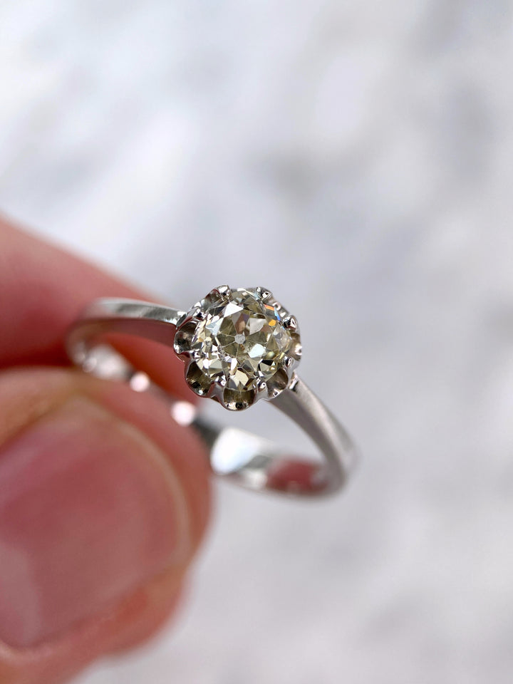 Weißgoldener Ring mit 0,8 ct Diamant: "Zur baldigen Verlobung"