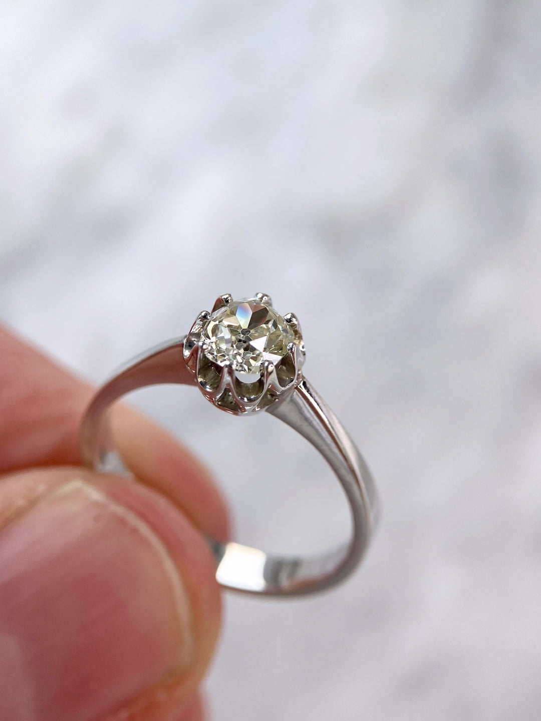 Weißgoldener Ring mit 0,8 ct Diamant: "Zur baldigen Verlobung"