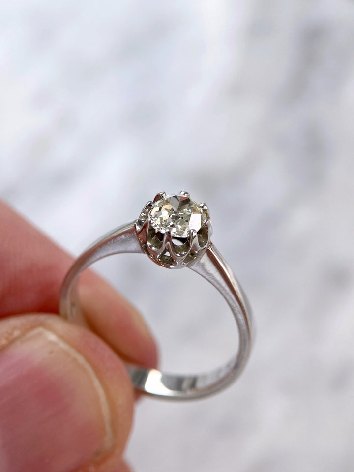 Weißgoldener Ring mit 0,8 ct Diamant: "Zur baldigen Verlobung"