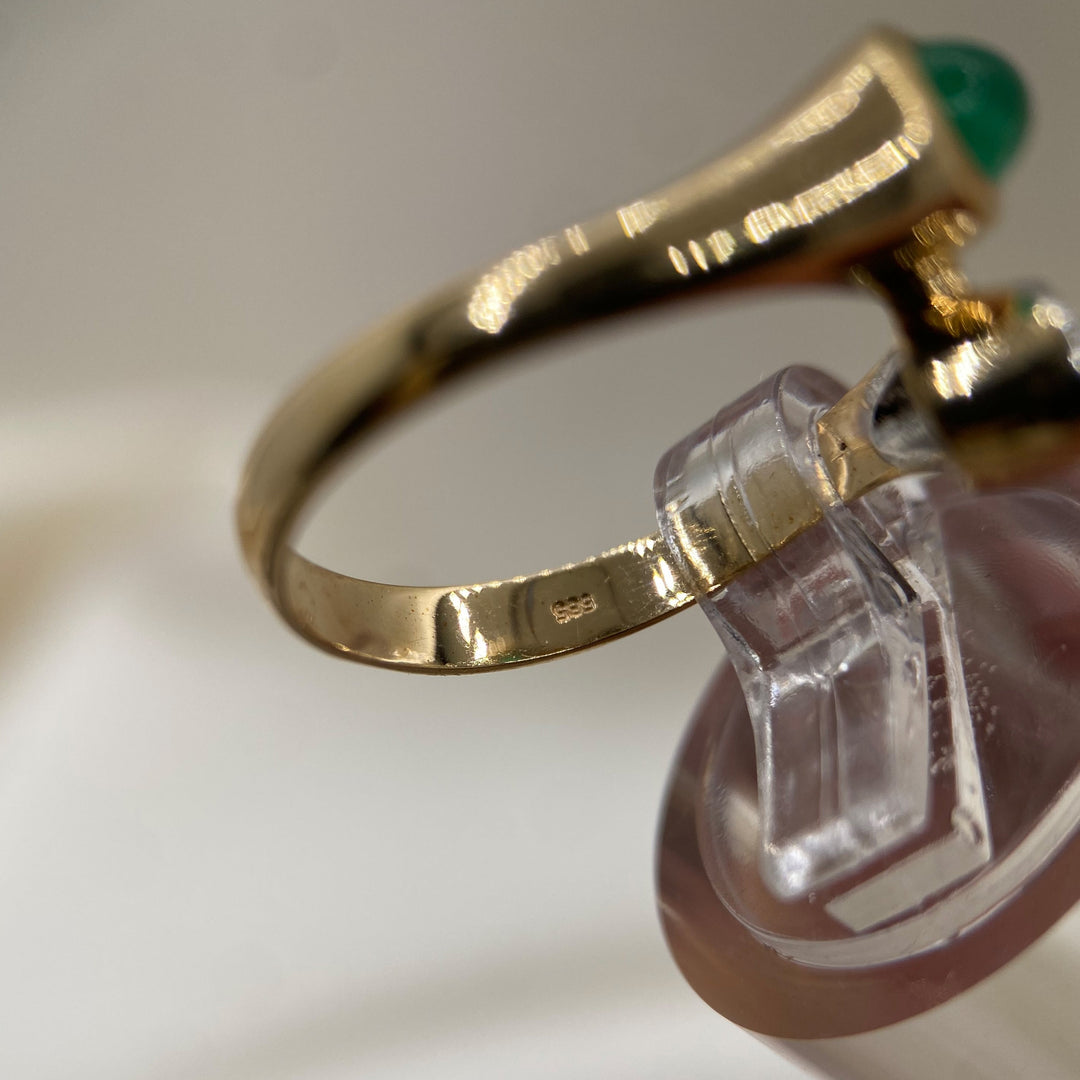 Nahaufnahme der Innenseite des Rings mit „585“-Stempelung 