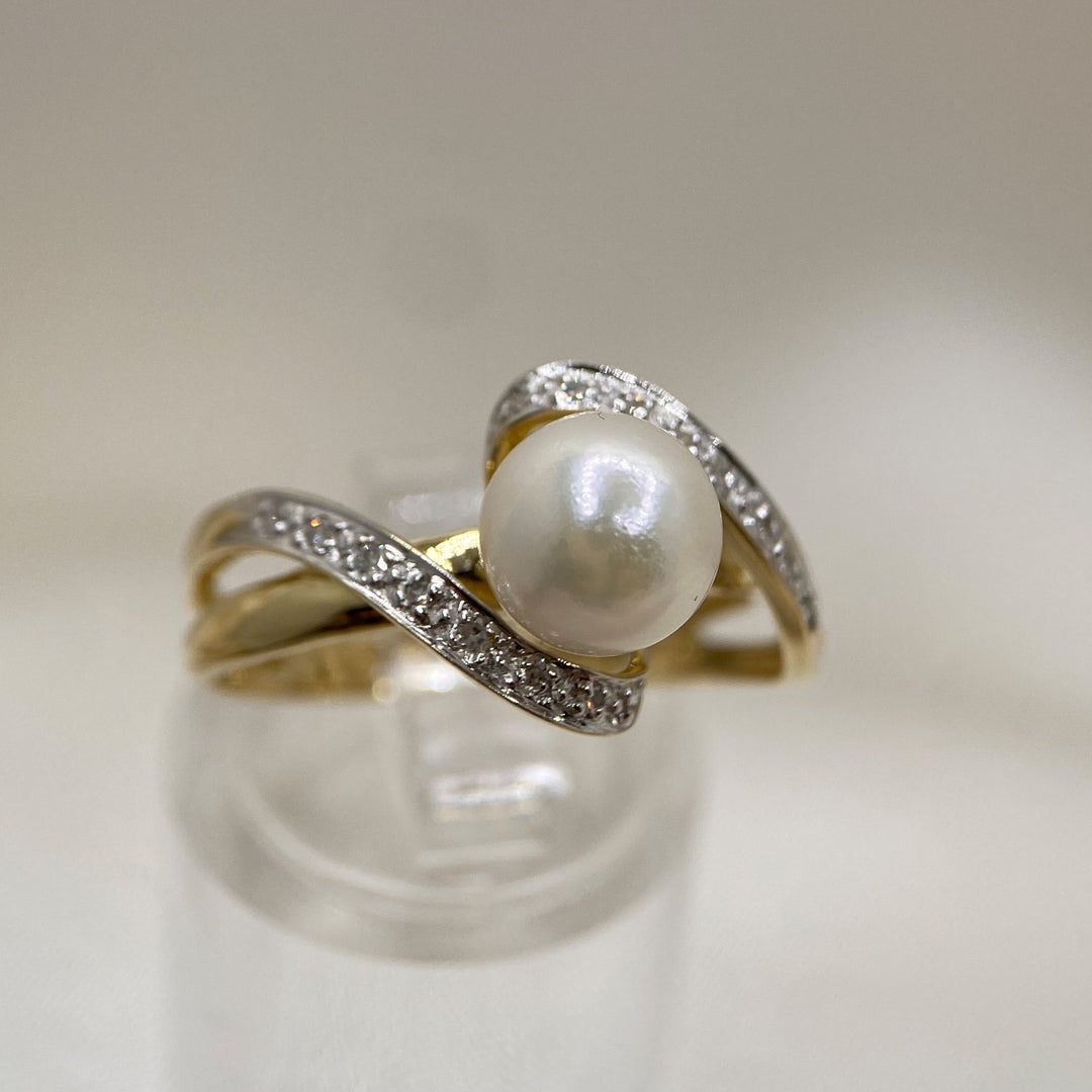 Rechte Seitenansicht des Gelbgoldrings, die die feine Verarbeitung der Diamantfassungen zeigt.