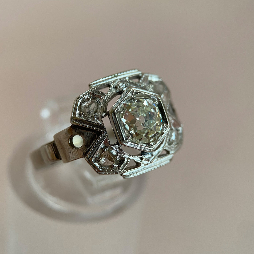 Nahaufnahme der vier kleineren Rosenschliff‑Diamanten im Ring, funkelnde Kornfassungen und feine Detailarbeit erkennbar