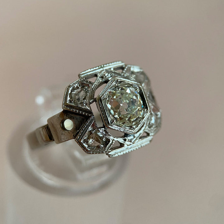 Nahaufnahme der vier kleineren Rosenschliff‑Diamanten im Ring, funkelnde Kornfassungen und feine Detailarbeit erkennbar