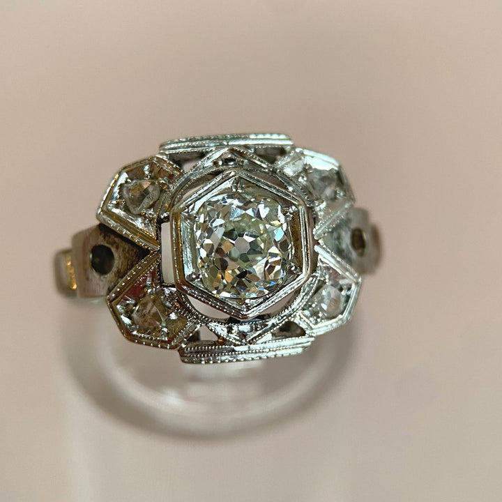 Detailaufnahme des zentralen alten Diamanten im Weißgoldring, zeigt facettierte Oberfläche und charakteristischen Glanz des alten Schliffs