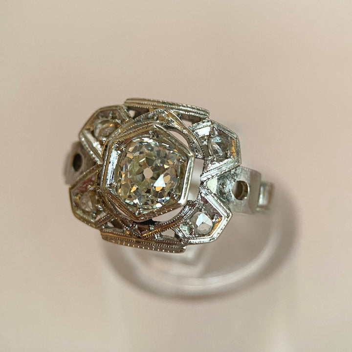 Weißgoldring 710/415 aus der Retro‑Ära mit zentralem alten europäischen Diamanten ca. 0,65 ct und vier funkelnden Rosenschliff‑Diamanten in zarten Kornfassungen „Im klarsten Licht“