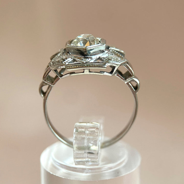 Nahaufnahme der vier kleineren Rosenschliff‑Diamanten im Ring, funkelnde Kornfassungen und feine Detailarbeit erkennbar