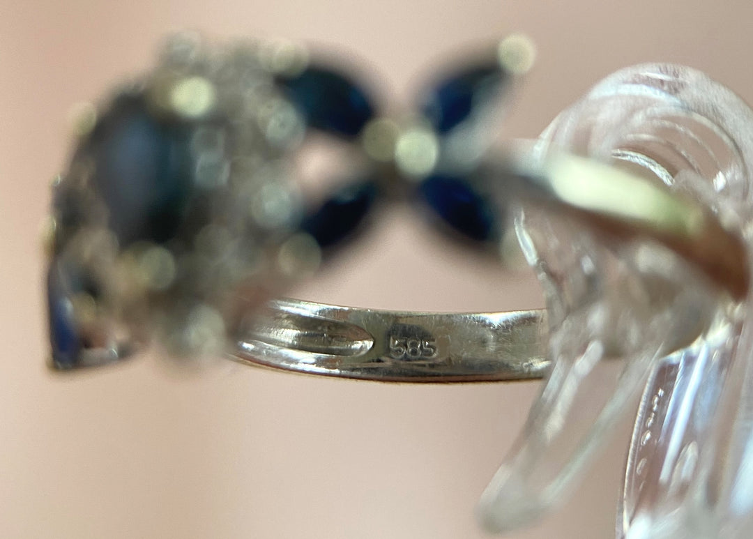 Zusätzliche Perspektive des Rings mit Saphiren und Diamanten, harmonisches Schmuckdesign. Innenseite vom Ring mit 585 Stempel für 14K Gold.