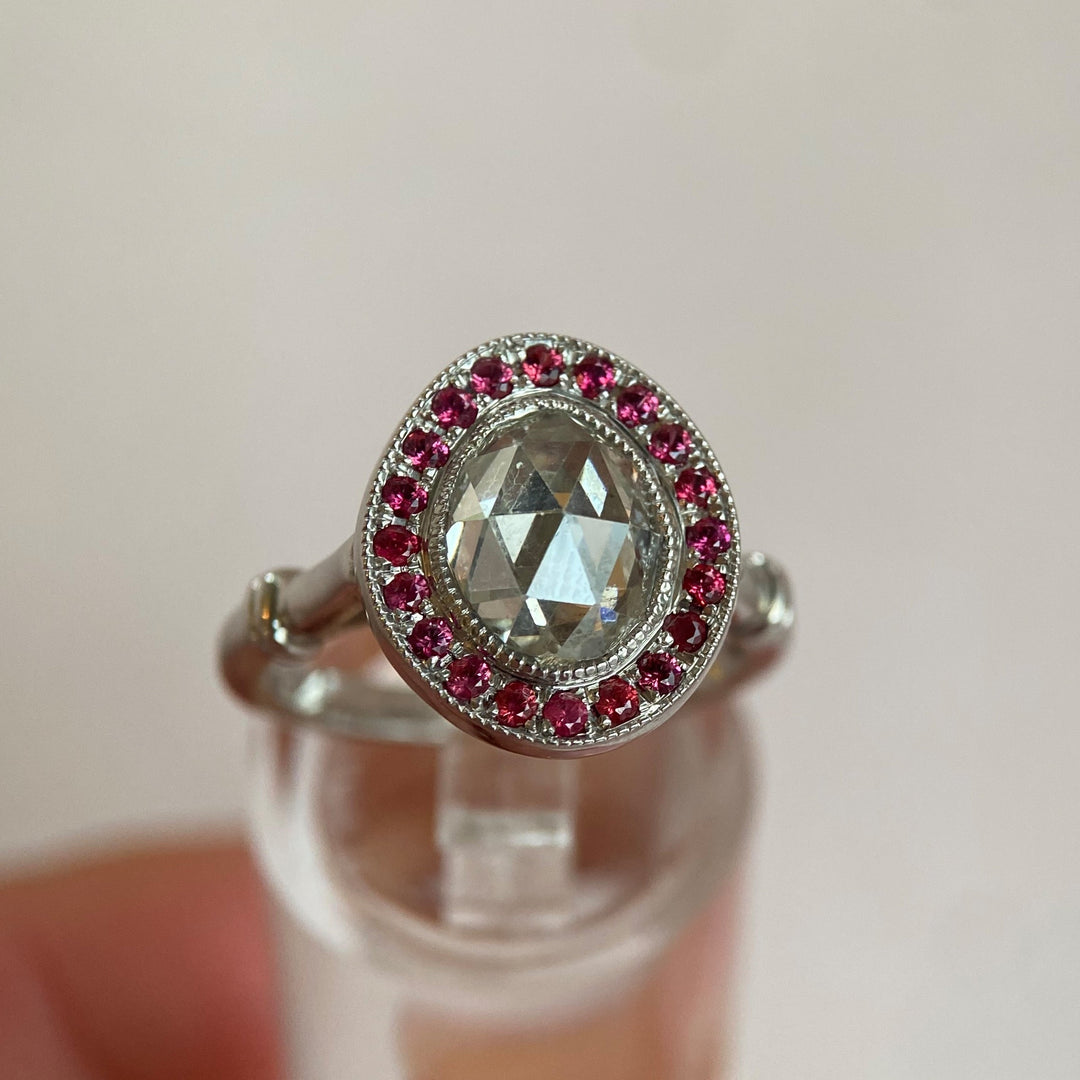 Weißgoldring mit 1,85 ct Diamant im Rosenschliff und 20 Rubinen, luxuriöses Vintage-Design „Geschliffener Wachturm“