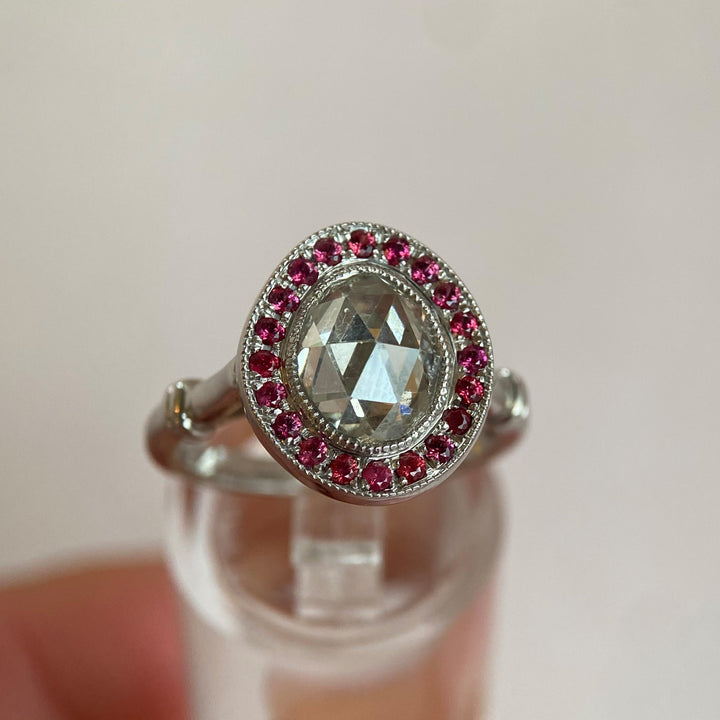 Weißgoldring mit 1,85 ct Diamant im Rosenschliff und 20 Rubinen, luxuriöses Vintage-Design „Geschliffener Wachturm“